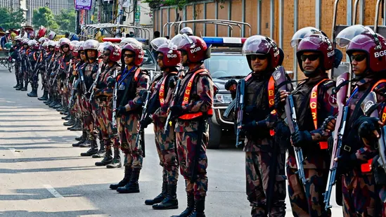  Bangladesh deploys paramilitary troops amid escalated political tensions